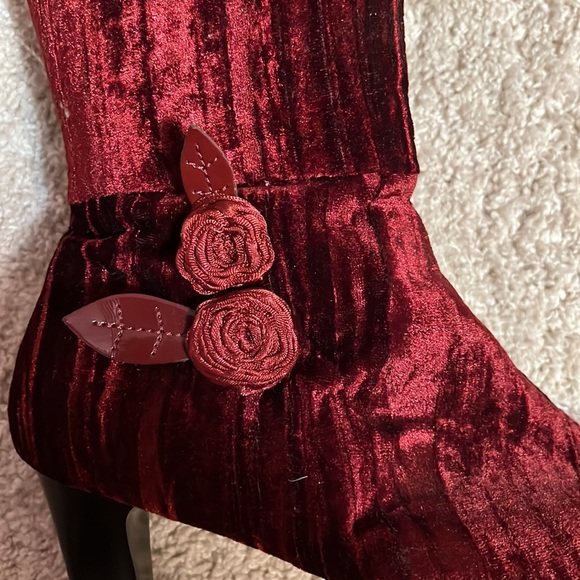 Jessica London Red velvet colored knee high boots w- chunky heel. - Picture 3 of 6